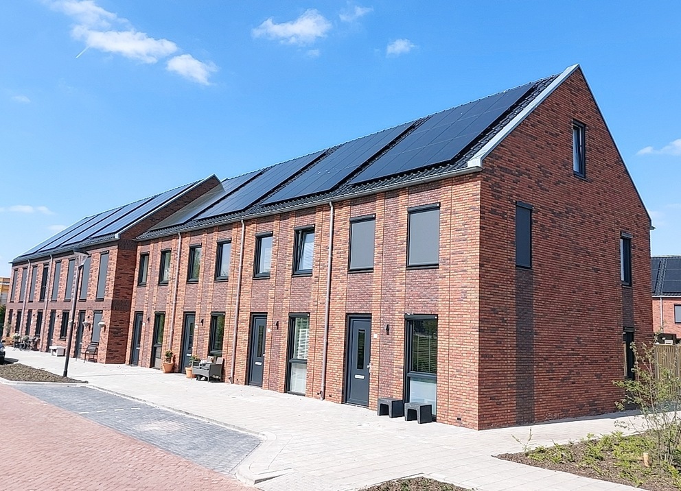Rij moderne bakstenen woningen met zonnepanelen