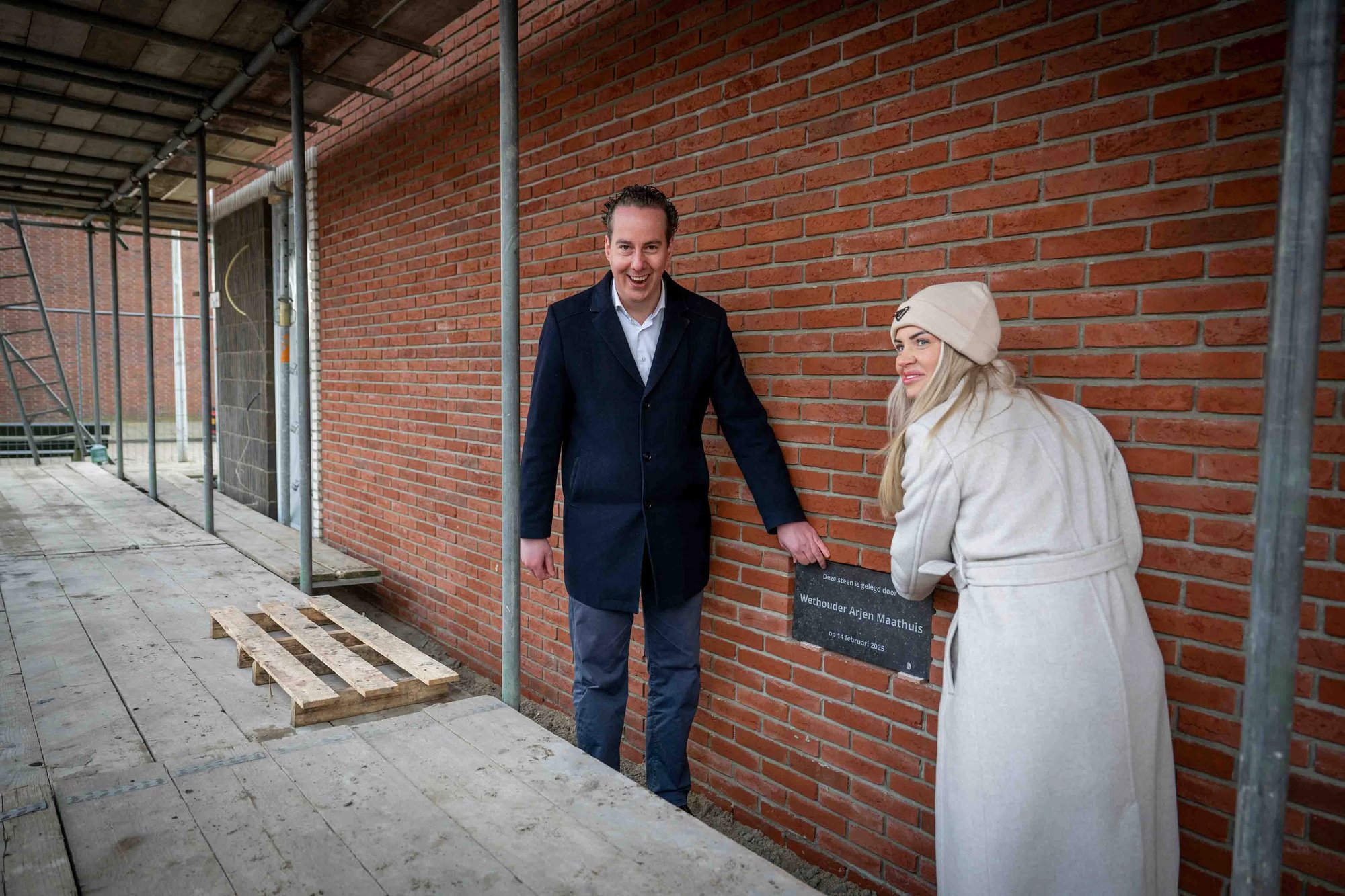 Wethouder Arjen Maathuis onthult gedenksteen bij de Juffers in Almelo