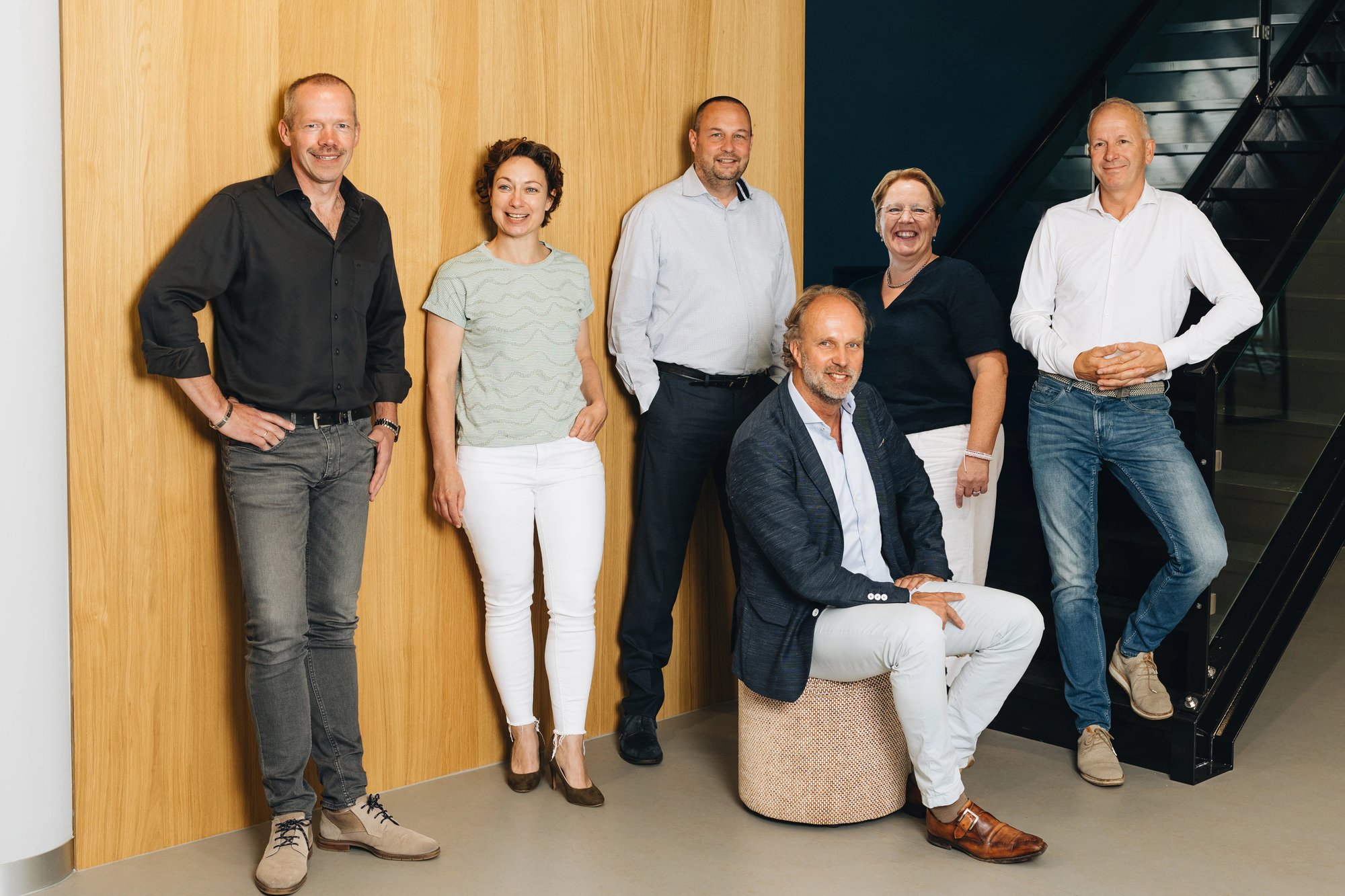 Zes teamleden van Hegeman Bouwgroep in een vergaderzaal